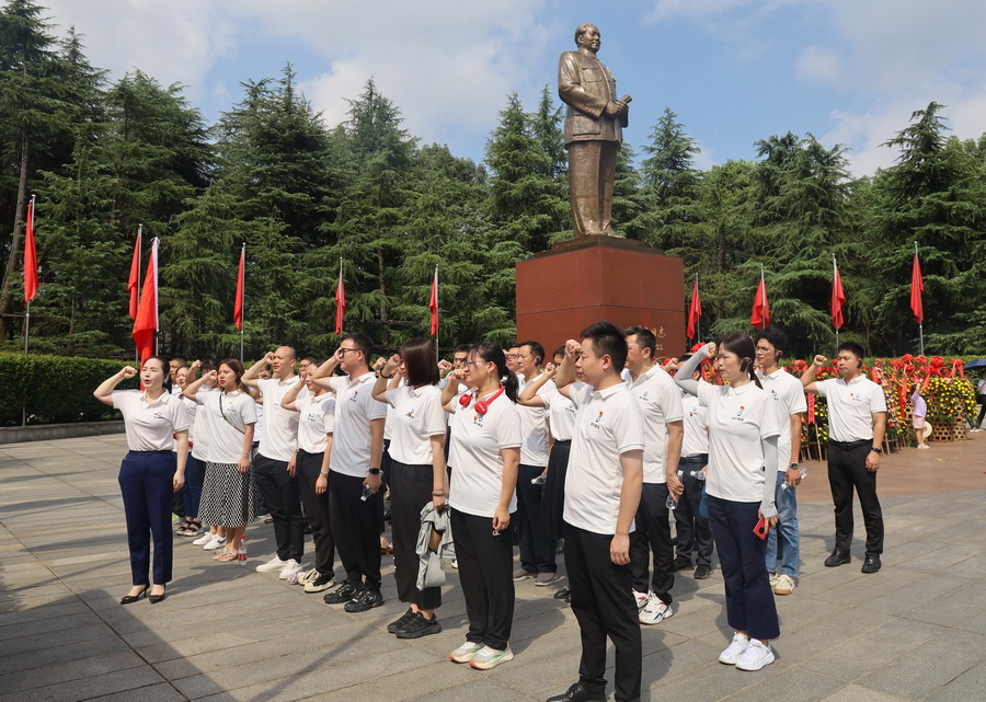 黨員在主席銅像旁重溫入黨誓詞.jpg 黨員在主席銅像旁重溫入黨誓詞.jpg